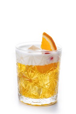 Beyaz arka planda izole edilmiş klasik viski kokteyli.