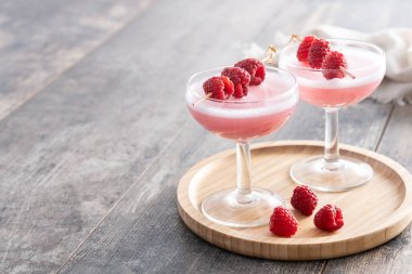 Tahta masada zarif bir Fransız Martini kokteyli. Boşluğu kopyala
