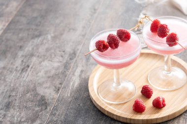 Tahta masada zarif bir Fransız Martini kokteyli. Boşluğu kopyala