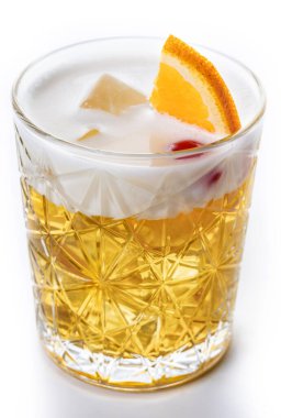 Beyaz arka planda izole edilmiş klasik viski kokteyli.