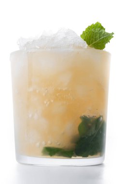 Beyaz arkaplanda klasik nane likörü kokteyli izole edildi