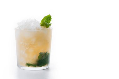 Beyaz arka planda klasik nane şurubu kokteyli izole edildi. Boşluğu kopyala