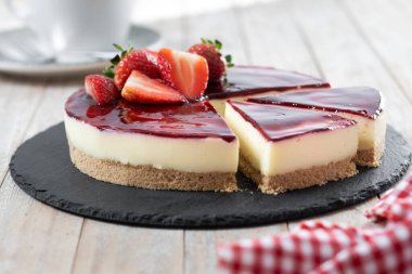 Tahta masada çilekli cheesecake.