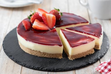 Tahta masada çilekli cheesecake.