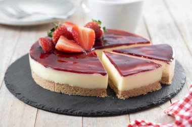 Tahta masada çilekli cheesecake.