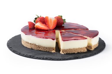 Beyaz arka planda izole edilmiş çilekli cheesecake