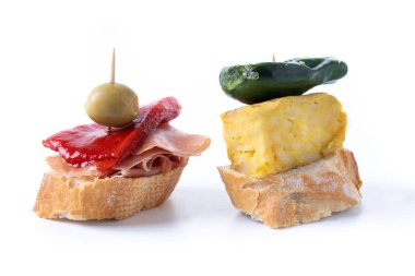 Beyaz arkaplanda izole edilmiş geleneksel İspanyol pintxoları.
