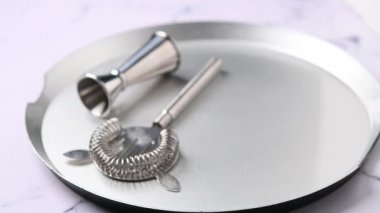 Elinde klasik bir kokteyl kokteyli, beyaz mermerde ekşi.