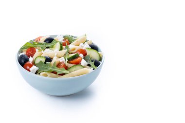 Akdeniz makarna salatası kasede taze sebzeler ve beyaz arka planda izole edilmiş otlar. Boşluğu kopyala