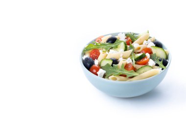 Akdeniz makarna salatası kasede taze sebzeler ve beyaz arka planda izole edilmiş otlar. Boşluğu kopyala