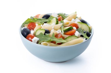 Akdeniz makarna salatası kasede taze sebzeler ve otlar beyaz arka planda izole edilmiş.