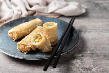 Tahta masadaki Seramik Tabakta Çıtır Yumurta Yuvarlakları