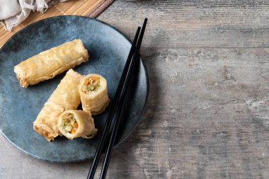 Tahta masadaki Seramik Tabakta Çıtır Yumurta Yuvarlakları