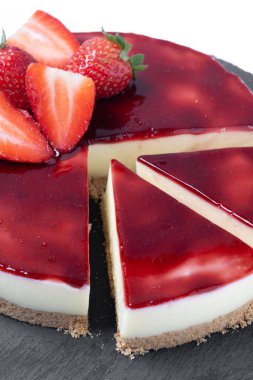 Beyaz arka planda izole edilmiş çilekli cheesecakake beyaz arka planda yalıtılmış çilek