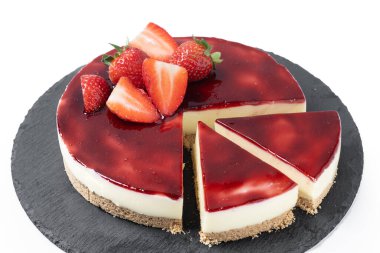 Beyaz arka planda izole edilmiş çilekli cheesecake