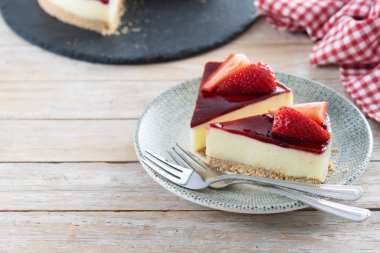 Tahta masada çilekli cheesecake.