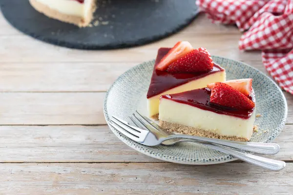 Tahta masada çilekli cheesecake.