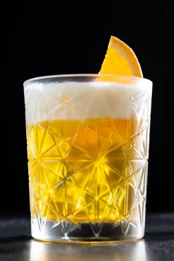 Klasik viski kokteyli.