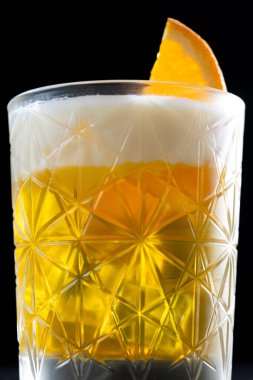 Klasik viski kokteyli.
