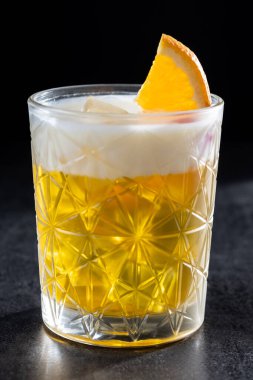 Klasik viski kokteyli.