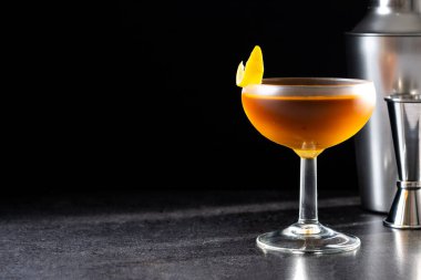 Siyah arkaplanda kağıt uçak kokteyli