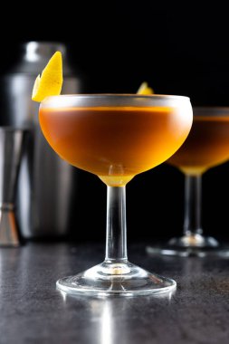 Siyah arkaplanda kağıt uçak kokteyli