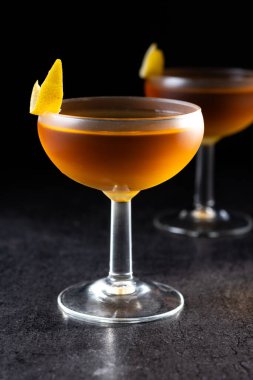 Siyah arkaplanda kağıt uçak kokteyli