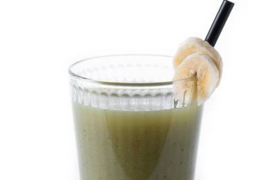 Beyaz arka planda ıspanaklı, muzlu, elmalı ve limonlu yeşil smoothie.