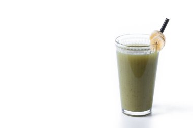 Beyaz arka planda ıspanaklı, muzlu, elmalı ve limonlu yeşil smoothie.