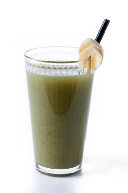 Beyaz arka planda ıspanaklı, muzlu, elmalı ve limonlu yeşil smoothie.