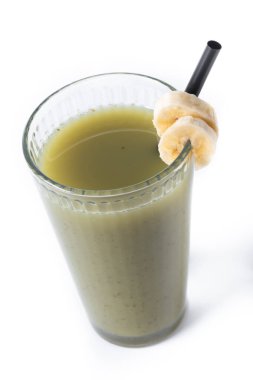 Beyaz arka planda ıspanaklı, muzlu, elmalı ve limonlu yeşil smoothie.