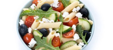 Akdeniz makarna salatası kasede taze sebzeler ve otlar beyaz arka planda izole edilmiş.