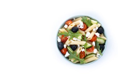 Akdeniz makarna salatası kasede taze sebzeler ve otlar beyaz arka planda izole edilmiş.