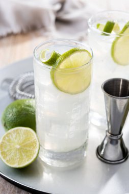 Tahta masada limonlu cin kokteyli.