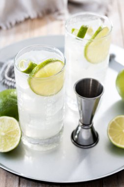 Tahta masada limonlu cin kokteyli.