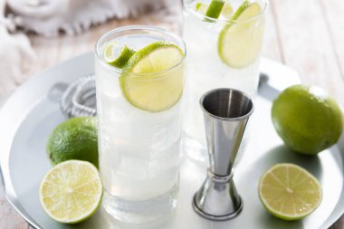 Tahta masada limonlu cin kokteyli.