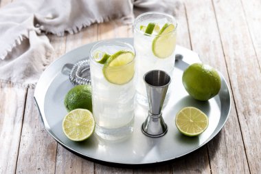 Tahta masada limonlu cin kokteyli.