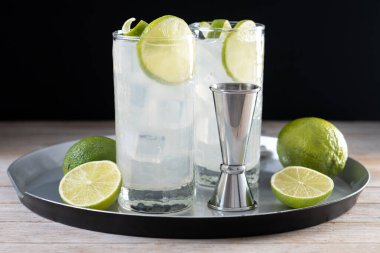 Tahta masada limonlu cin kokteyli.