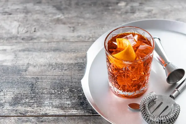 Tahta masada turuncu bükülmüş Americano kokteyli. Boşluğu kopyala