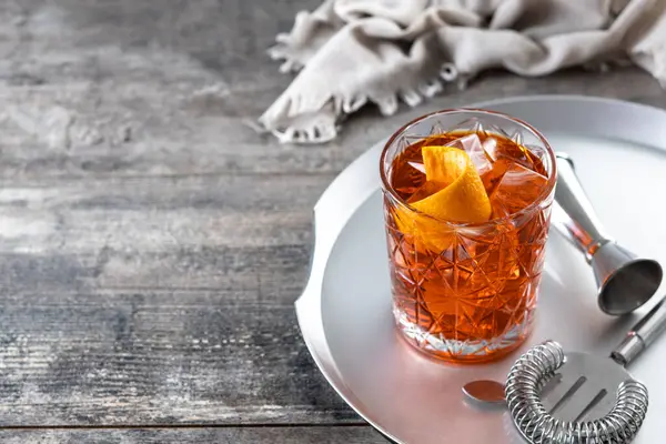 Tahta masada turuncu bükülmüş Americano kokteyli. Boşluğu kopyala