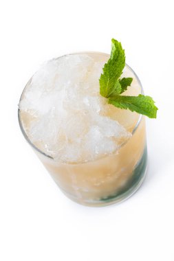 Beyaz arkaplanda klasik nane likörü kokteyli izole edildi
