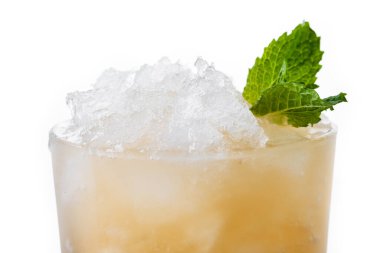 Beyaz arka planda klasik nane şurubu kokteyli izole edildi. Kapat.