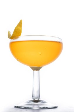 Kağıt uçak kokteyli beyaz arkaplanda izole edildi