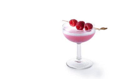 Beyaz arka planda izole edilmiş zarif Fransız Martini kokteyli. Boşluğu kopyala