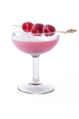 Zarif Fransız Martini Kokteyli beyaz arka planda izole edildi