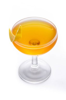 Kağıt uçak kokteyli beyaz arkaplanda izole edildi