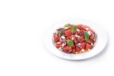 Beyaz zemin üzerinde Nane ve Kırmızı Soğanlı taze karpuz Feta Salatası. Boşluğu kopyala