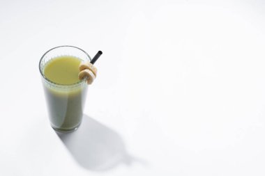 Beyaz arka planda ıspanaklı, muzlu, elmalı ve limonlu yeşil smoothie. Boşluğu kopyala