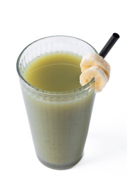 Beyaz arka planda ıspanaklı, muzlu, elmalı ve limonlu yeşil smoothie.