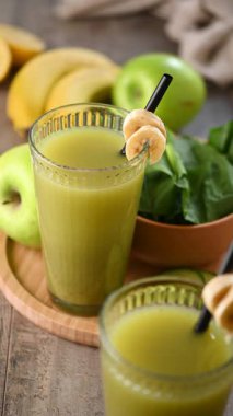 El, Masadan Yeşil Meyve Smoothie alıyor.